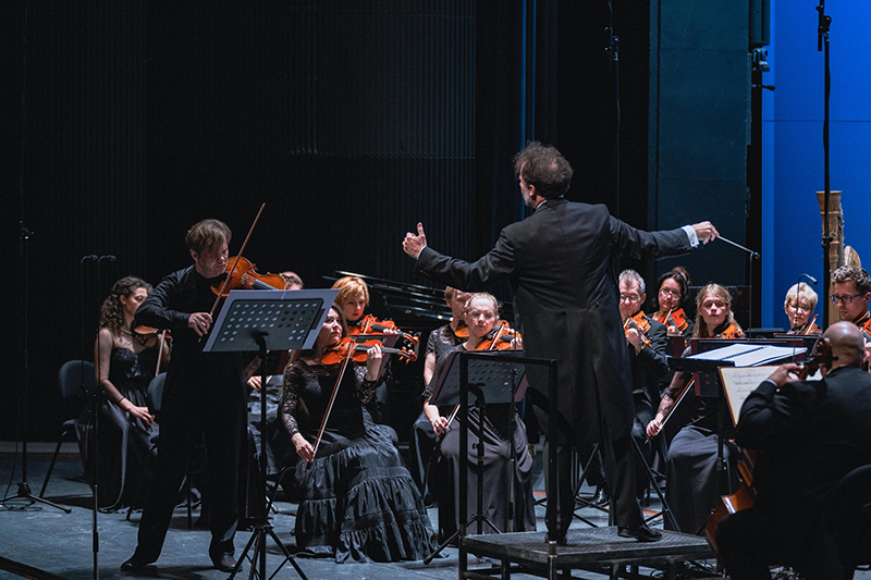 Moravský podzim: Závěrečný koncert – Partnerská Poznaň, 22. října 2023, Janáčkovo divadlo Brno – Milan Paľa, Łukasz Borowicz a Poznaňská filharmonie (foto Dag Markl)
