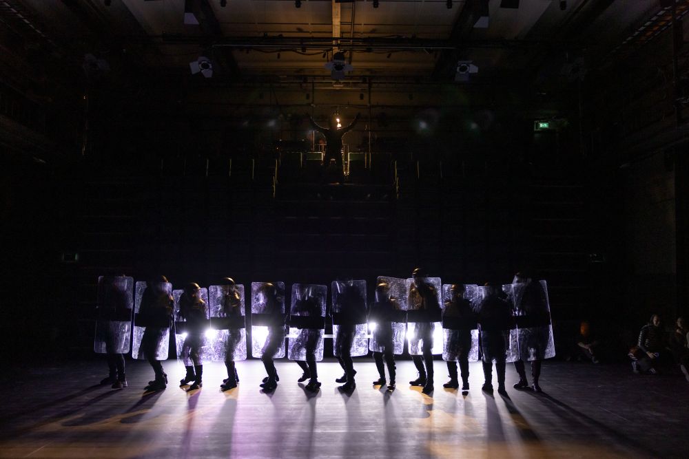4 + 4 dny v pohybu – Direct Action Theatre: Pomáhat a chránit (foto Atle Auran)
