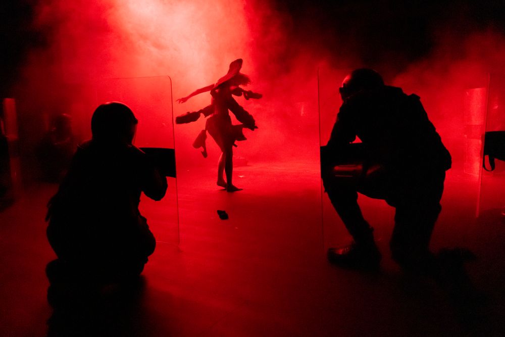 4 + 4 dny v pohybu – Direct Action Theatre: Pomáhat a chránit (foto Atle Auran)