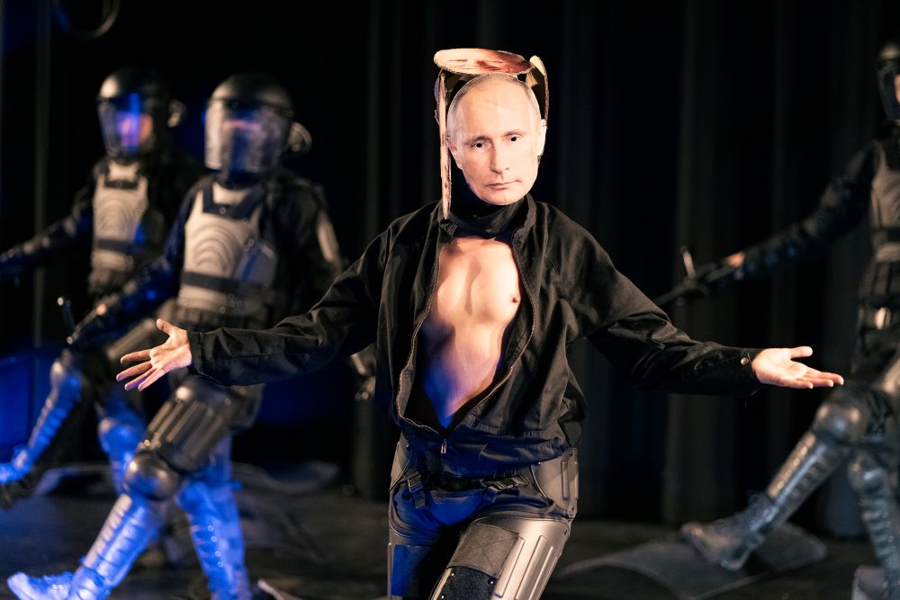 4 + 4 dny v pohybu – Direct Action Theatre: Pomáhat a chránit (foto Harald Fossen)