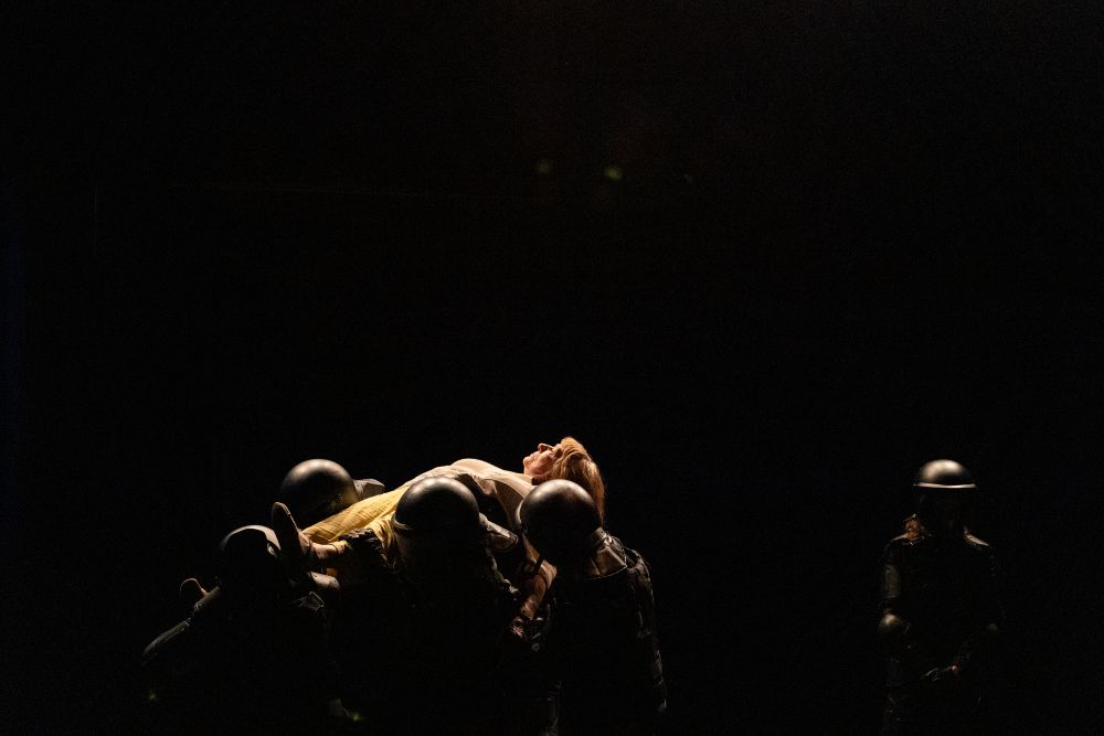 4 + 4 dny v pohybu – Direct Action Theatre: Pomáhat a chránit (foto Kristina Zejkalova)