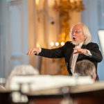 Adventní koncert Pražského jara: Orchestra of the Age of Enlightenment & Choir of the Age of Enlightenment, 5. prosince 2023, Španělský sál, Pražský hrad – Masaaki Suzuki (foto Petra Hajská)