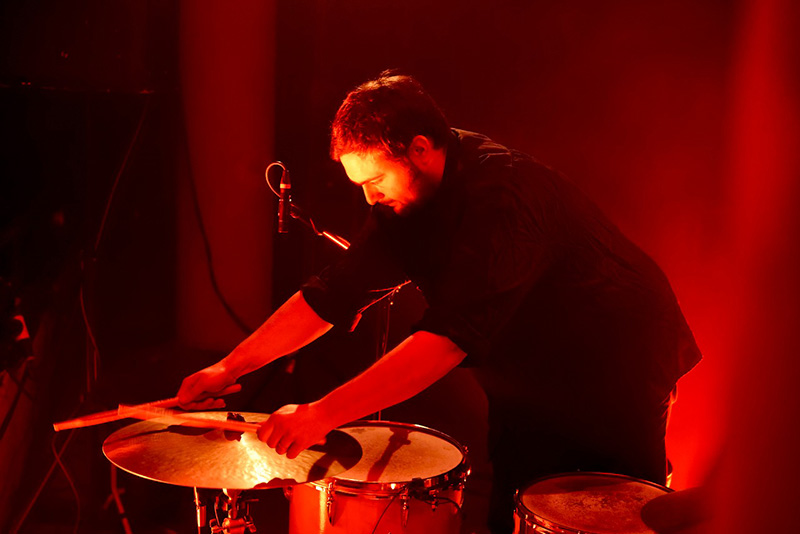 Prague Music Performance – James Tenney: Postal Pieces, 1. března 2024, Divadlo X10 (foto Marek Bouda)