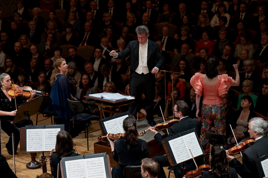 Leoš Janáček: Příhody lišky Bystroušky, koncertní provedení – Kateřina Kněžíková, Jakub Hrůša, Jelena Callagova, Česká filharmonie, 11. dubna 2024, Rudolfinum, Praha (zdroj Česká filharmonie)