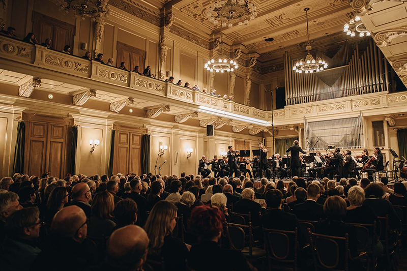 Mozart a Janulyté: Confluere, 10. ledna 2025, Besední dům, Brno – Fedor Rudin, Pavel Nikl, Tomáš Netopil a Filharmonie Brno (foto Dominika Prášková)