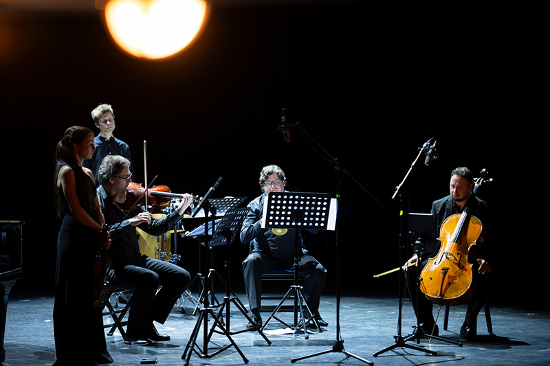 Prague Philharmonia – Petr Kotík & Philip Glass: 50 let v New Yorku, 28. ledna 2025, Švandovo divadlo, Velký sál – Barbora Kolářová, Michal Sedláček, Štěpán Hon, Ladislav Kozderka a Andrej Gál (foto Milan Mošna)