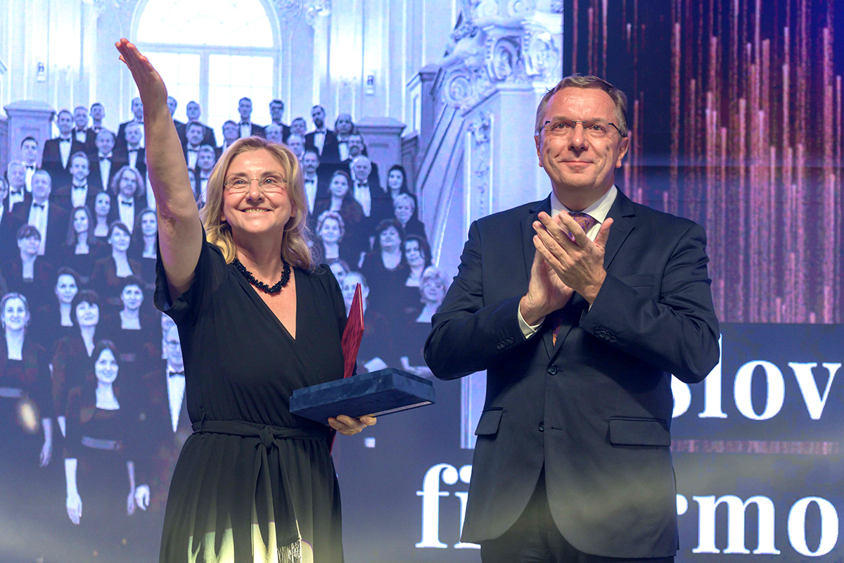 Udělování cen ministryně kultury Slovenské republiky, 19. září 2023, Sloupová síň Slovenské filharmonie, Reduta – ministryně kultury Slovenské republiky Silvia Hroncová
a generální ředitel Slovenské filharmonie Marián Turner (foto Alexander Trizuljak)