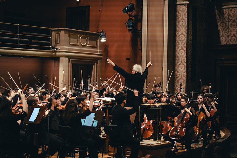 Boston Philharmonic Youth Orchestra: Benjamin Zander & Zlatomir Fung, 17. června 2024, Dvořákova síň, Rudolfinum (foto Paul Mardy)