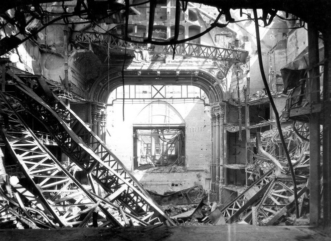 Wiener Staatsoper po bombardování 12. března 1945 (foto FB Wiener Staatsoper)