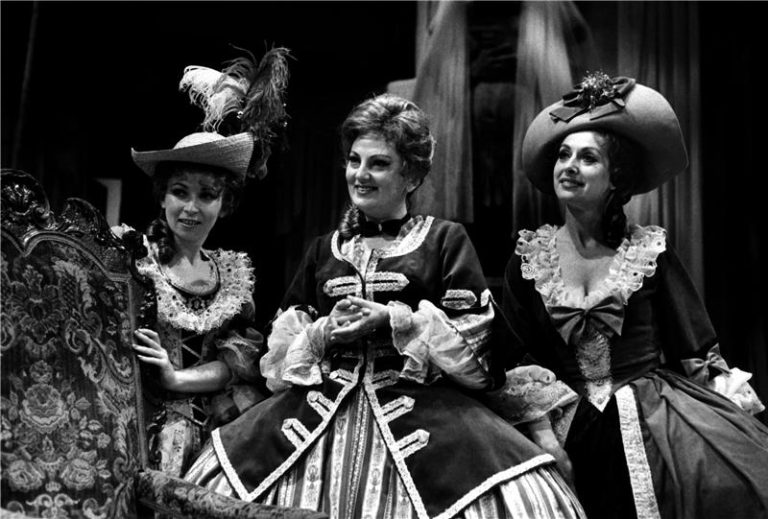 R. Strauss: Mlčenlivá žena - Věra Nováková, Jana Jonášová, Libuše Márová - Národní divadlo 1987 (foto Oldřich Pernica)