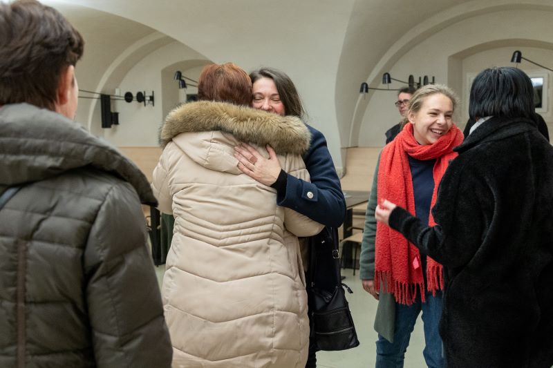 ART CLUSTER I 2024 před závěrečnou prezentací, Eva Dryjová vítá hosty (foto Alena Češková)