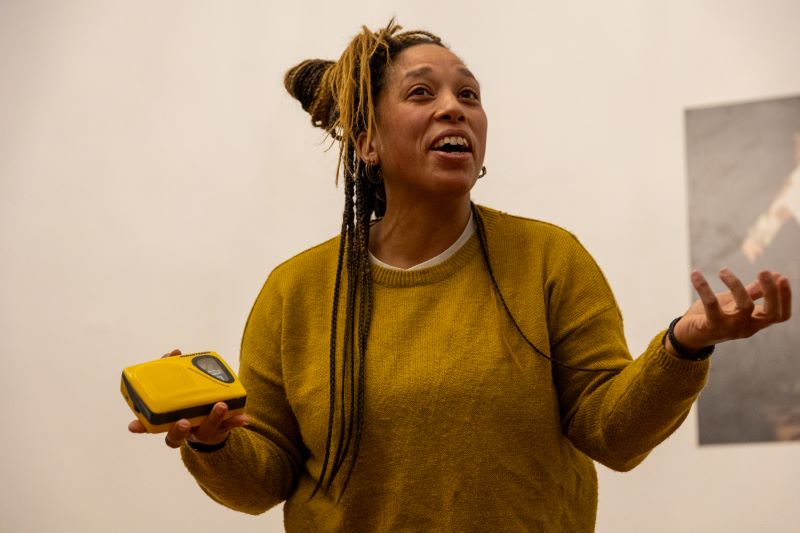 ART CLUSTER I 2024, závěrečná prezentace – Stéphanie N’Duhirahe (Associated Artist SE.S.TA, foto Alena Češková)