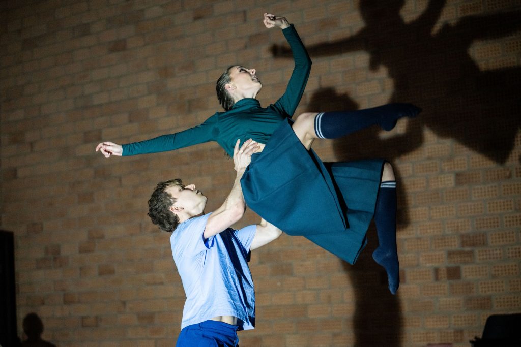 Adam Sojka, Petr Duchalík Butterfly Effect, Divadlo F. X. Šaldy, Malé divadlo, Liberec – Anya Clarke a František Šourek (foto Daniel Dančevský)
