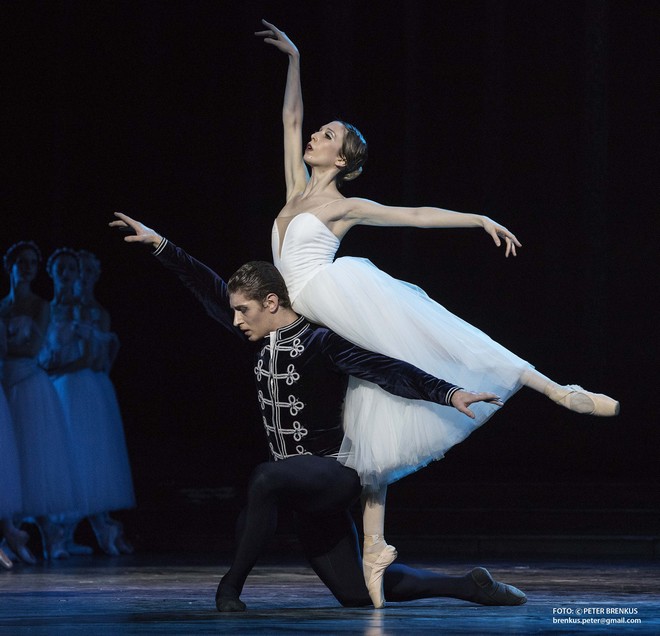 Adolphe Charles Adam: Giselle - Luana Brunetti (Giselle), Artemyj Pyzhov (Albert) – SND 2016 (foto Peter Brenkus)