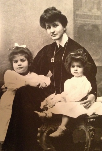 Alma Mahler a dcery Maria a Anna - 1906 (zdroj en.wikipedia.org)