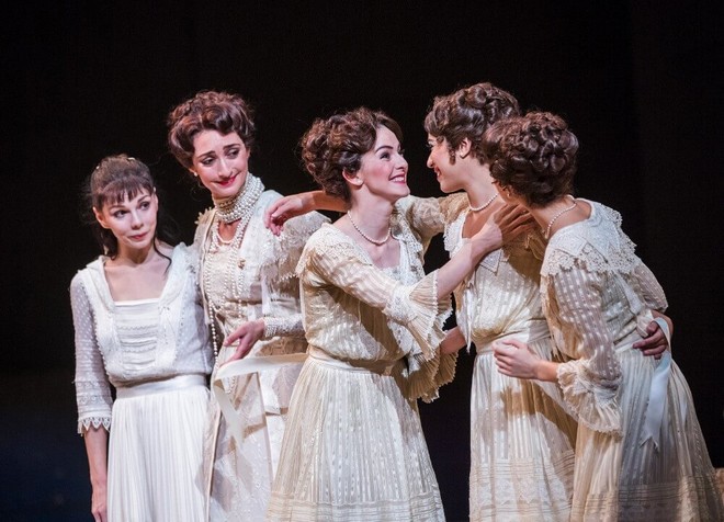 Anastasia - choreografia Kenneth MacMillan - Natalia Osipova (Anastasia), Christina Arestis (Tsarina), Olivia Cowley (Olga), Beatriz Stix-Brunell (Tatiana) a Yasmine Naghdi (Maria) - The Royal Ballet 2016 (foto © 2016 ROH/Tristram Kenton)