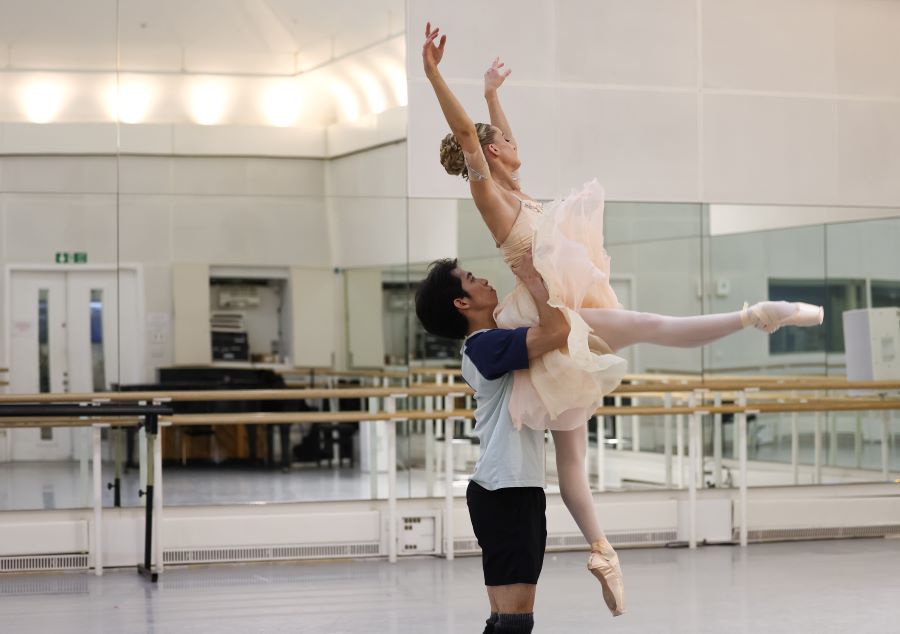 Anna Rose O'Sullivan a Taisuke Nakao na zkoušce (foto Dasa Wharton)