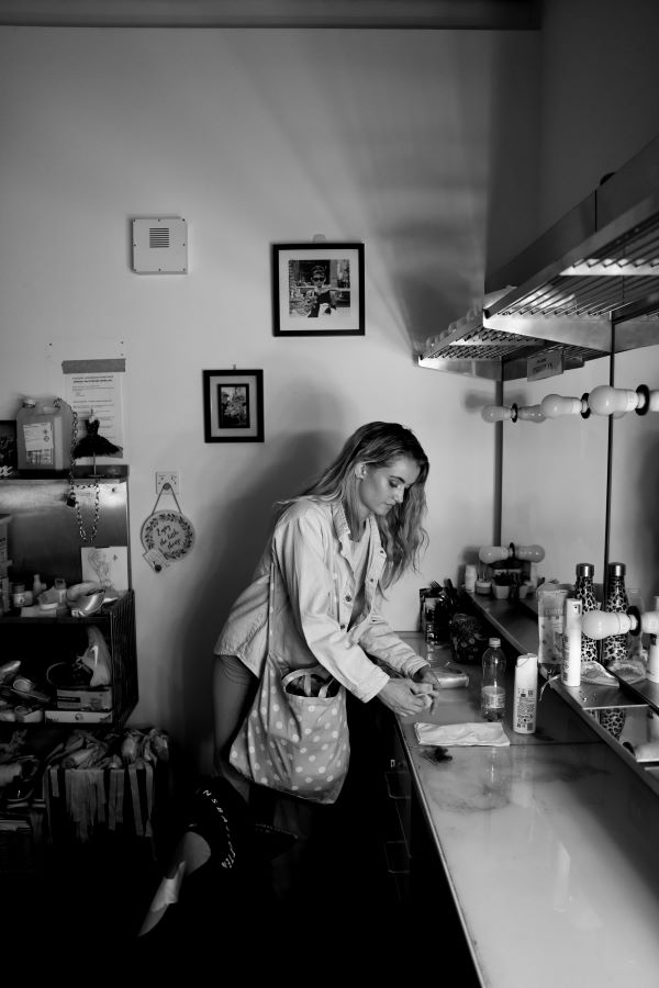 Anna Rose O'Sullivan v zákulisí Královského baletu (foto Dasa Wharton)