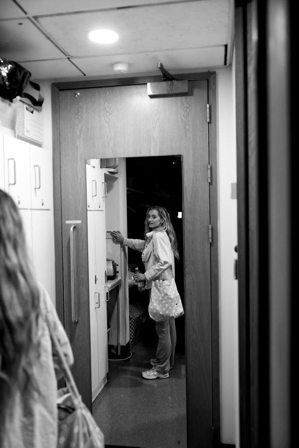 Anna Rose O'Sullivan v zákulisí Královského baletu (foto Dasa Wharton)