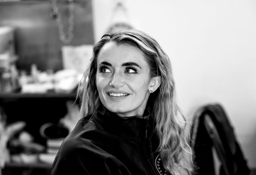 Anna Rose O'Sullivan v zákulisí Královského baletu (foto Dasa Wharton)