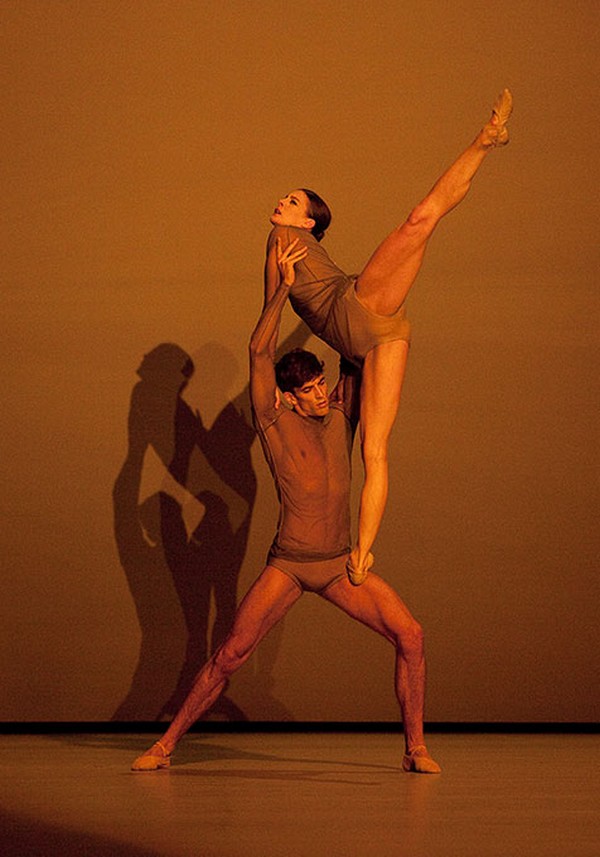 Wayne McGregor': L'Anatomie de la Sensation - Audric Bezard a Marie-Agnes Gillot (foto Anne Deniau/Opera national de Paris)