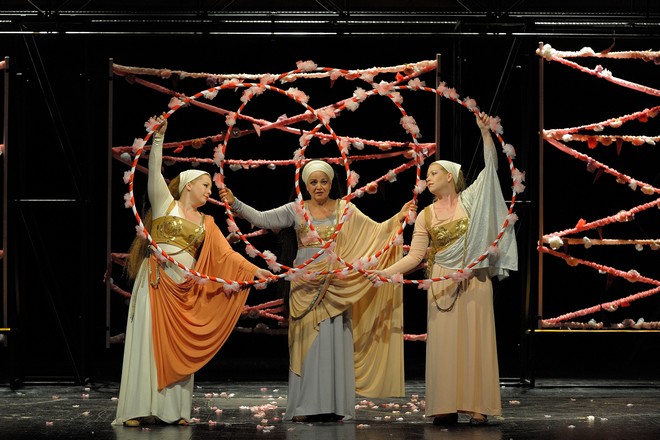 Bedřich Smetana: Braniboři v Čechách - Agnieszka Bochenek-Osiecka (Ludiše), Eva Dřízgová-Jirušová (Vlčenka), Michaela Kapustová (Děčana) - NDM Ostrava (foto Martin Popelář)