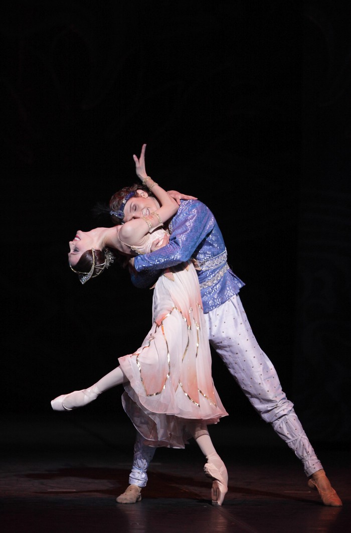 Bajadéra - Mnichov - Svetlana Zakharova (Nikia), Marlon Dino (Solor) (foto Wilfried Hösl)