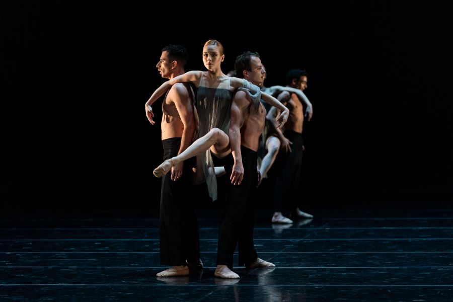 Balet SND – Murmuration (Marián Kuchar, Veronika Yungová a Damián Šimko, foto Juraj Žilinčár)