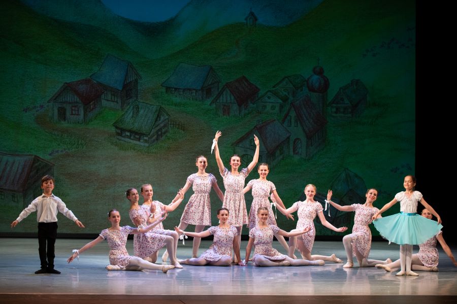 Baletní škola DJKT – Giselle (foto Irena Štěrbová)