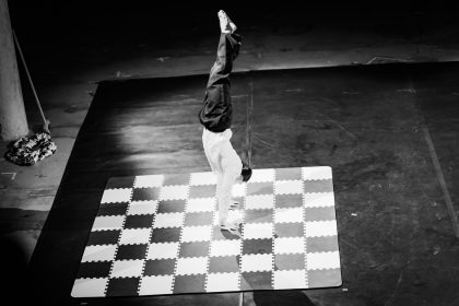 Bárbara Hernández, Lukas Lizama: Děti diktatur, Divadlo X10 (foto Tomáš Král)