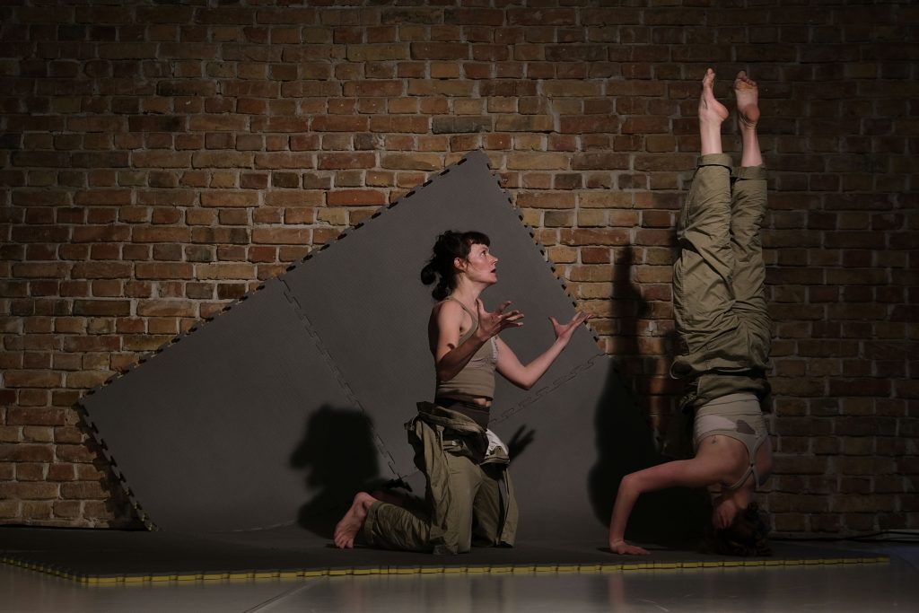 Barbora Janák: ANSWER_ring – Sára Arnstein a Nela Rusková (foto Viktória Malá)
