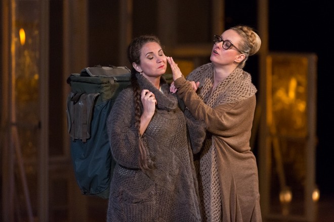 Bedřich Smetana: Hubička - Pavla Vykopalová (Vendulka) a Jana Hrochová (Martinka) - Smetanova Litomyšl 2016 (foto František Renza)