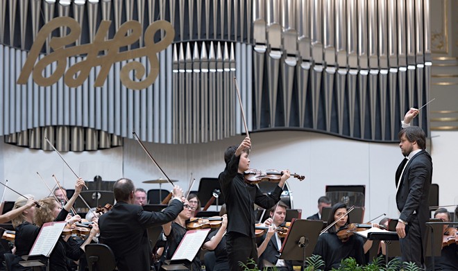 Bratislavské hudobné slávnosti 2016 - Philharmonia Orchestra London, dirigent Juraj Valčuha, Stefan Jackiw (husle) – Koncertná sieň Slovenskej filharmónie Bratislava 25. 11. 2016 (foto © Jan F. Lukáš)