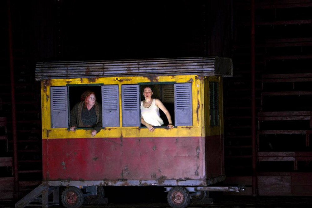 Giuseppe Verdi: Rigoletto - Carole Wilson (Giovanna), Simona Houda Šaturová (Gilda) - Théâtre Royal de la Monnaie 2014 (foto Bernd Uhlig)