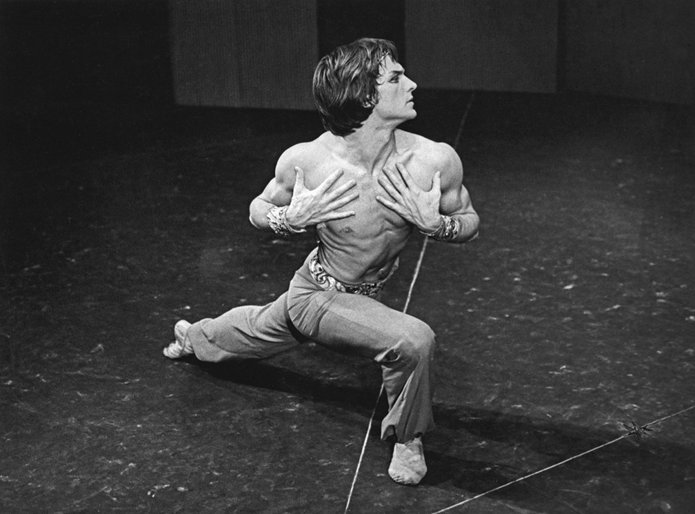 Charles Adolphe Adam: Korzár, Balet Národního divadla, 1974 – Vlastimil Harapes (foto Jaromír Svoboda)