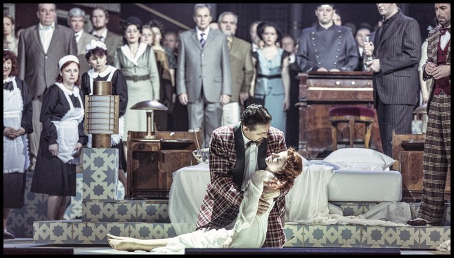 Charles Gounod: Romeo a Julie (Roméo et Juliette) - Martin Bárta (Hrabě Kapulet), Jana Šrejma Kačírková (Julie) - ND Praha 2016 (foto Patrik Borecký)