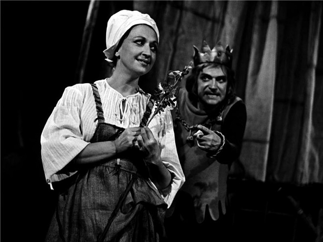 C.Orff: Chytračka - Marta Cihelníková (Chytračka), Jaroslav Souček (Král) - ND 1981 (foto archiv ND)