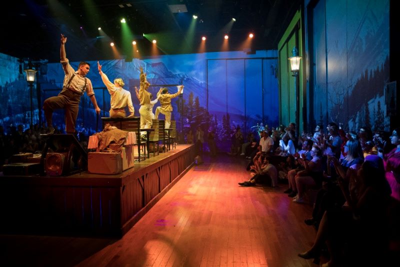 Cirque Éloize – Bon Voyage (foto Benoit Z. Leroux)