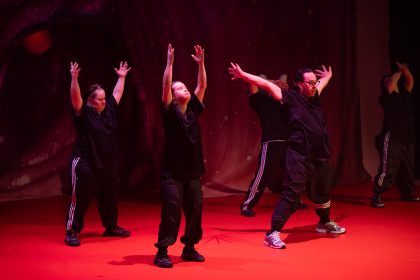 4 + 4 dny v pohybu – Teresa Vittucci a Annina Machaz: Sacre!, Kulturní stanice Galaxie (foto Markéta Černá)