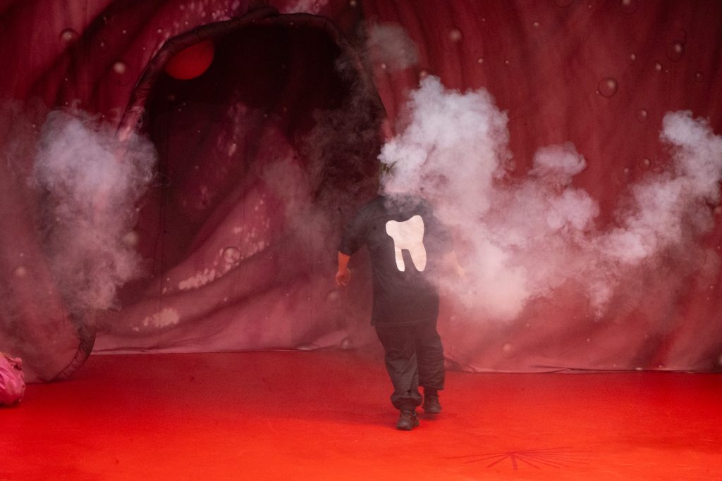 4 + 4 dny v pohybu – Teresa Vittucci a Annina Machaz: Sacre!, Kulturní stanice Galaxie (foto Markéta Černá)