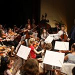 Orchestr soutěžících Kocianovy houslové soutěžě pod taktovkou Pavla Šporcla (foto Kocianova houslová soutěž)