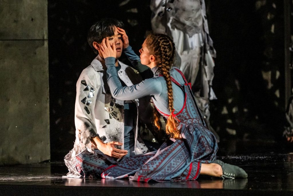 Aleš Březina a Pavel Ridoško: Sněhová královna, Divadlo F. X. Šaldy (foto Daniel Dančevský)