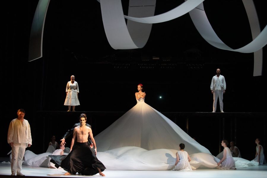 Divadlo J. K. Tyla – Špalíček (Tomáš Kořínek, Andrea Frídová, Gaëtan Pires, Afroditi Vasilakopoulou, Rostislav Florian, foto Irena Štěrbová)