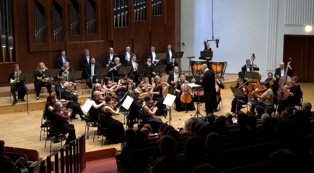 Do hlubin, 12. června 2023 – Stanislav Vavřínek a Komorní filharmonie Pardubice (zdroj Komorní filharmonie Pardubice)