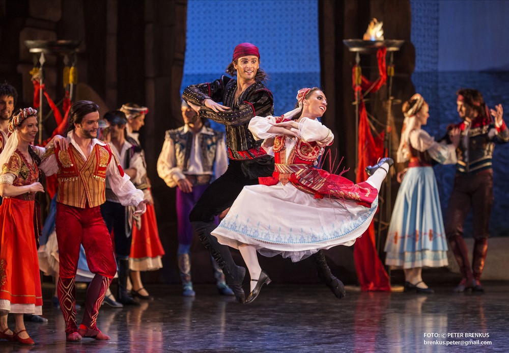 Adolphe Charles Adam: Korzár – Dominic Ballard (Birbanto), Barbora Blahová (Priaťelka Birbanta) – SND Bratislava 2015 (foto Peter Brenkus)