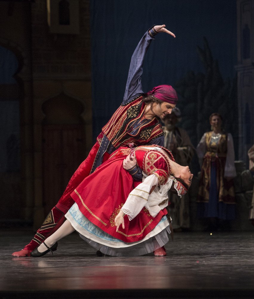 Adolphe Charles Adam: Korzár – Dominic Ballard (Birbanto), Barbora Blahová (Priaťelka Birbanta) – SND Bratislava 2015 (foto Peter Brenkus)