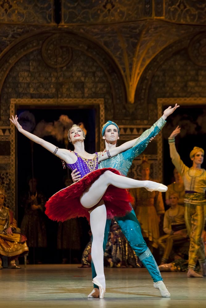 Bajadéra - Paříž - Dorothée Gilbert (Gamzatti) a Josua Hoffalt (Solor) (foto Agathe Pouponey)