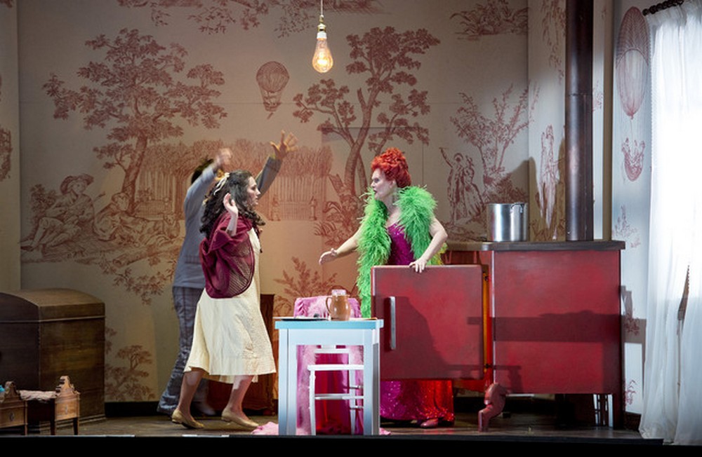 E. Humperdinck - Hänsel et Gretel - Daniela Sindram, Anne-Catherine Gillet and Anja Silja jako Hansel, Gretel a Ježibaba © Opéra national de Paris-Monica Rittershaus
