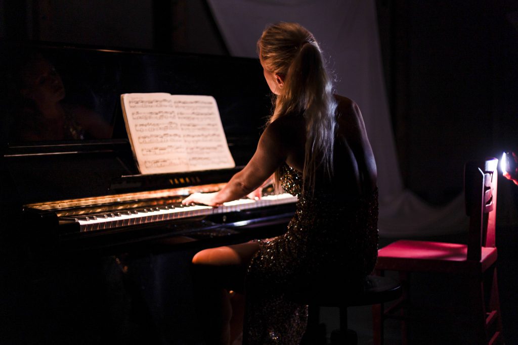 Eliška Benešová, Radka Hanáková a Art Babayants: Gould-bergovy variace, divadlo Inspirace (foto Karolína Šnajdrová)