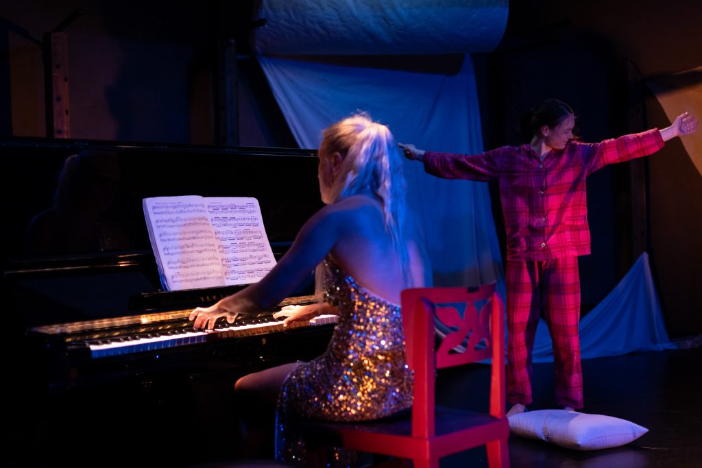 Eliška Benešová, Radka Hanáková a Art Babayants: Gould-bergovy variace, divadlo Inspirace (foto Karolína Šnajdrová)